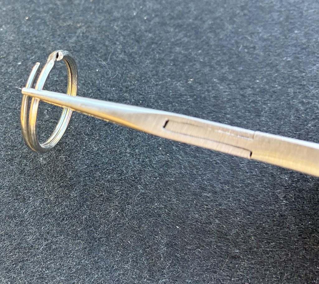 キーホルダーリングを開けるところ