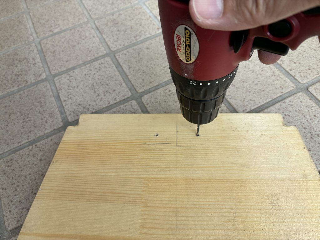 ドリルで下穴をあける