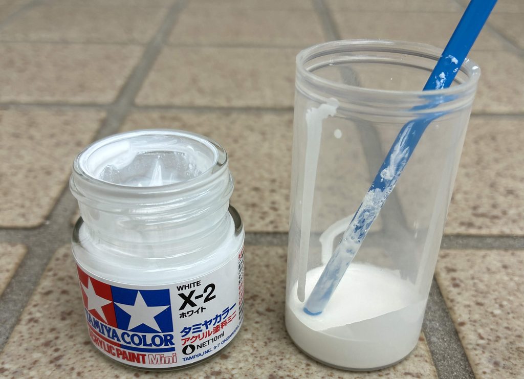 白の塗料を取り出したところ